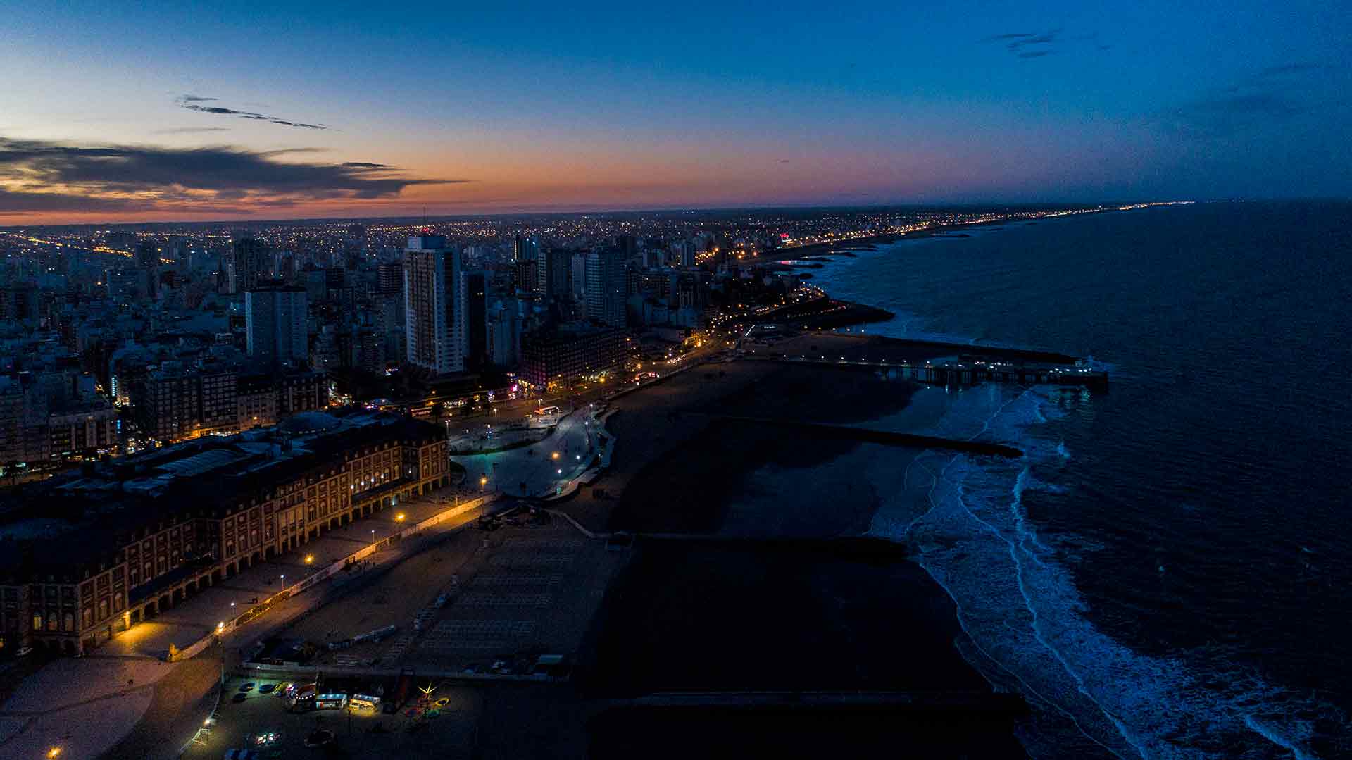 Mar del Plata nocturna desde el drone