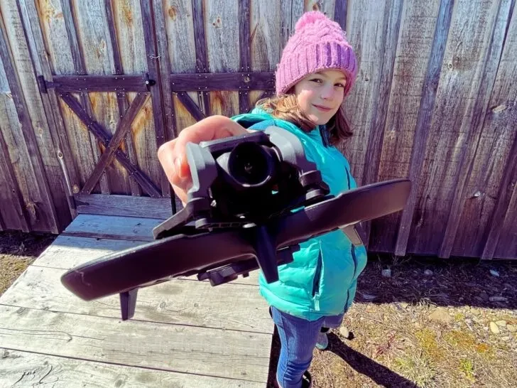 Jovencita con DJI Avata apuntando a la camara